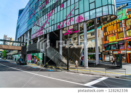 [東京] 被眾多建築物包圍的澀谷櫻花舞台 128262336