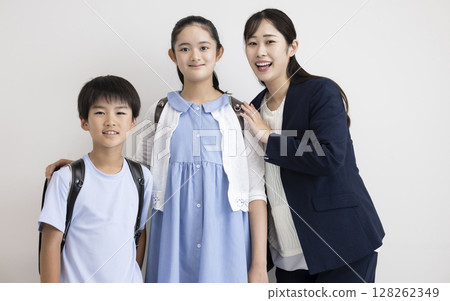 一名西裝革履的女子和一名小學生 128262349