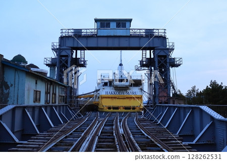 日出前的八甲田丸（青森縣青森市） 128262531