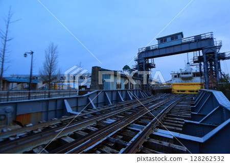 日出前的八甲田丸（青森縣青森市） 128262532