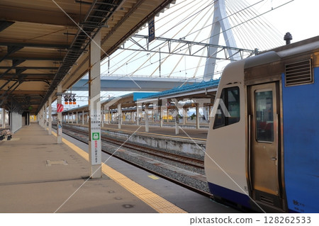 青森月台及青森灣大橋（往八甲田丸渡輪方向） 128262533