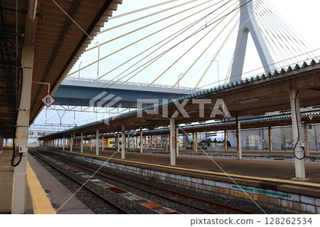 青森月台及青森灣大橋（往八甲田丸渡輪方向） 128262534