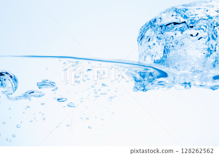 水面上漂浮著許多氣泡。 128262562