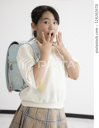 可愛的小學生女孩 128262678