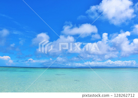 Hateruma Island, Okinawa Prefecture Summer blue sky and sea Hateruma Island, Okinawa Prefecture Summer blue sky and sea 128262712