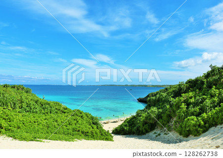 Okinawa Miyakojima Blue Sky and Sea (Photo: Sunayama Beach) 128262738