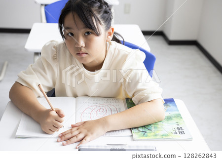 認真上課的可愛小學生 128262843
