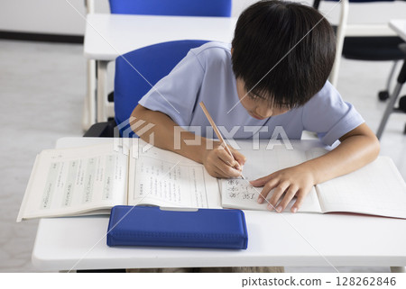 孩子們認真上課 128262846