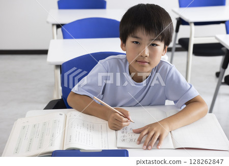 孩子們認真上課 128262847