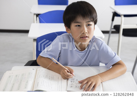 孩子們認真上課 128262848