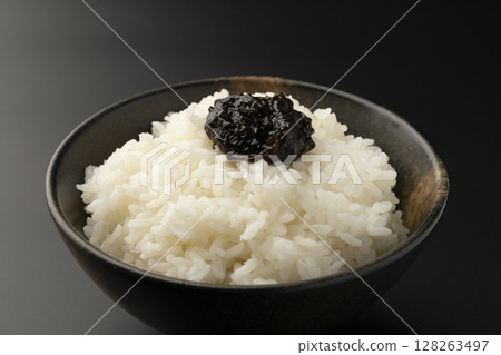Freshly cooked rice topped with boiled seaweed Freshly cooked rice topped with boiled seaweed 128263497