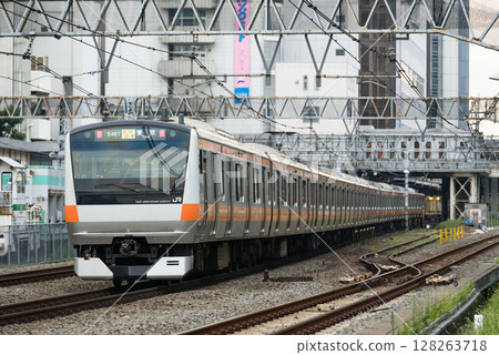 途經荻窪站的中央快速線E233系列車 途經荻窪站的中央快速線E233系列車 128263718