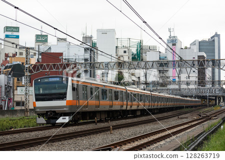 途經荻窪站的中央快速線E233系列車 途經荻窪站的中央快速線E233系列車 128263719