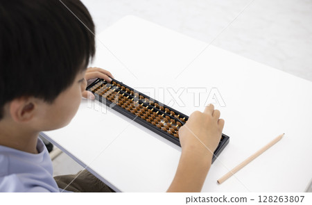 使用算盤的小學生 128263807