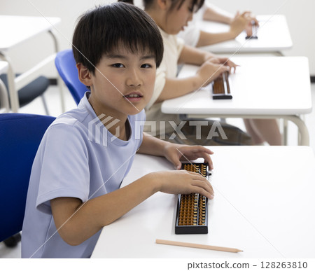 使用算盤的小學生 128263810