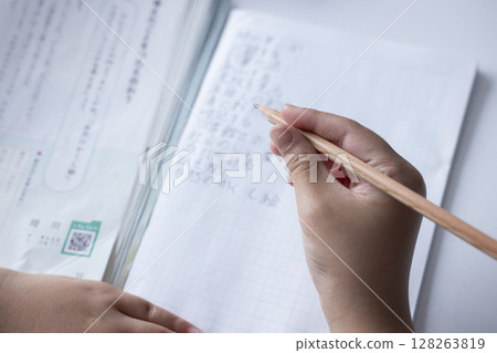Elementary school student to study Elementary school student to study 128263819