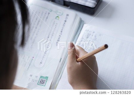 Elementary school student to study Elementary school student to study 128263820