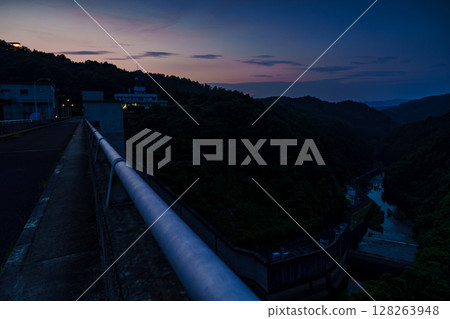 Midsummer Nara Nunome Dam: Sunset sky spreading across the western sky over the dam② 128263948