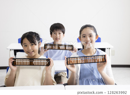 Elementary school student using abacus 128263992