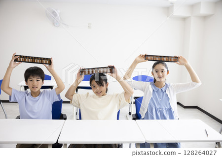 使用算盤的小學生 使用算盤的小學生 128264027