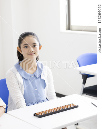 使用算盤的小學生 128264062