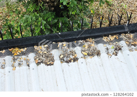 Dried Leaves on the Roof, Suitable for House Problems and Solutions. Dried Leaves on the Roof, Suitable for House Problems and Solutions. 128264102