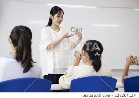 孩子們學習金錢 128264127