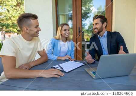 Real estate agent discussing deal details with the clients 128264666
