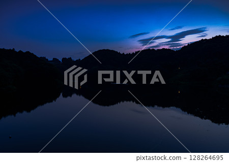 盛夏的奈良佈目水壩：天空蔚藍的瞬間，漸漸失去光亮，山腰上殘留著餘暉 128264695