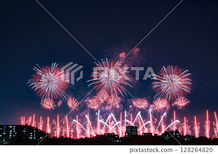 五彩繽紛的星雷和光箭煙火在夜空中綻放 128264820