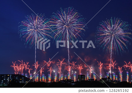 Starmine and light arrow fireworks spreading across the night sky Starmine and light arrow fireworks spreading across the night sky 128265192