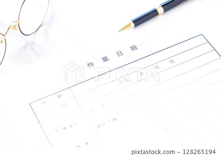 “每日工作報告”，在完成當天規定的工作後，向客戶和公司報告工作地點、人員、工作內容和進度。 128265194