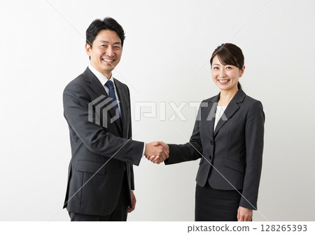 男性和女性商人的姿勢和握手(白色背景,用於剪切) 男性和女性商人的姿勢和握手(白色背景,用於剪切) 128265393