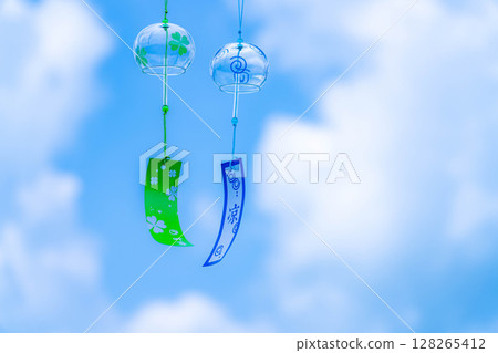 【夏日素材】藍天下隨風搖曳的風鈴【長野縣】 【夏日素材】藍天下隨風搖曳的風鈴【長野縣】 128265412