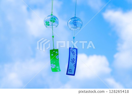 [Summer material] Wind chimes swaying in the wind under the blue sky [Nagano Prefecture] 128265418