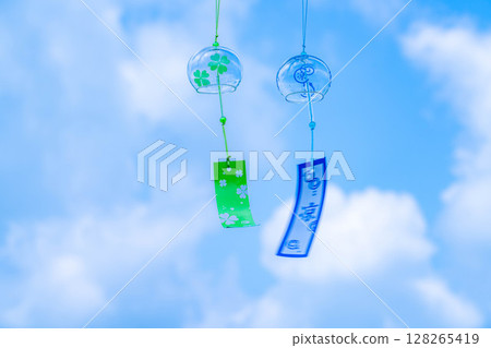 [Summer material] Wind chimes swaying in the wind under the blue sky [Nagano Prefecture] 128265419