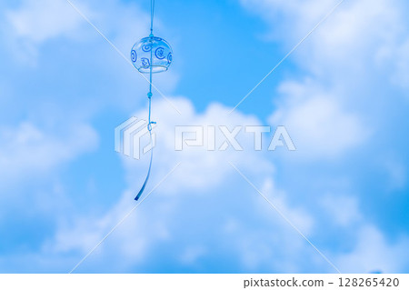[Summer material] Wind chimes swaying in the wind under the blue sky [Nagano Prefecture] 128265420