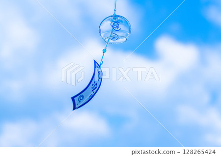 [Summer material] Wind chimes swaying in the wind under the blue sky [Nagano Prefecture] 128265424