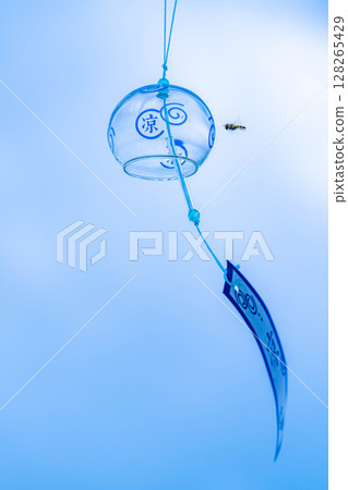 【夏日素材】藍天下隨風搖曳的風鈴【長野縣】 【夏日素材】藍天下隨風搖曳的風鈴【長野縣】 128265429