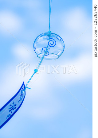 【夏日素材】藍天下隨風搖曳的風鈴【長野縣】 128265440