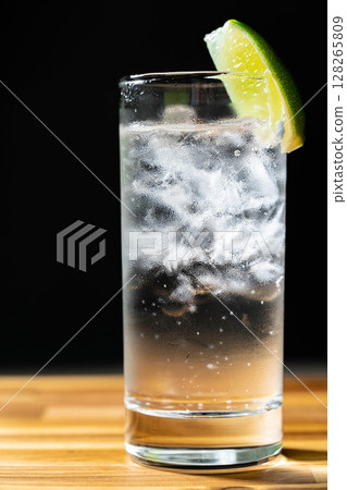 [雞尾酒配料] 一杯看起來美味的金湯力倒入加冰的玻璃杯中 [飲料配料] 128265809