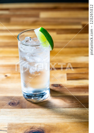 [雞尾酒配料] 一杯看起來美味的金湯力倒入加冰的玻璃杯中 [飲料配料] 128265812