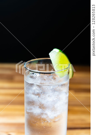 [雞尾酒配料] 一杯看起來美味的金湯力倒入加冰的玻璃杯中 [飲料配料] 128265813