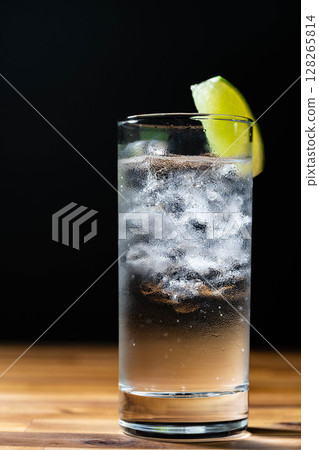 [雞尾酒配料] 一杯看起來美味的金湯力倒入加冰的玻璃杯中 [飲料配料] 128265814