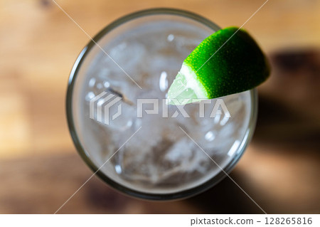 [雞尾酒配料] 一杯看起來美味的金湯力倒入加冰的玻璃杯中 [飲料配料] 128265816