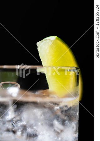 [雞尾酒配料] 一杯看起來美味的金湯力倒入加冰的玻璃杯中 [飲料配料] 128265824