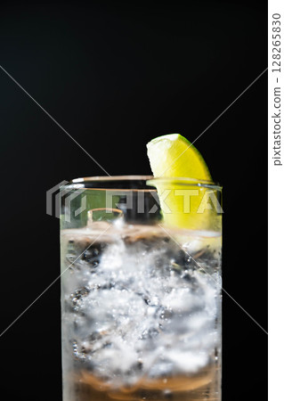 [雞尾酒配料] 一杯看起來美味的金湯力倒入加冰的玻璃杯中 [飲料配料] 128265830