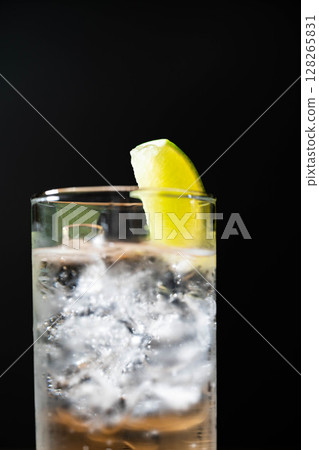 [雞尾酒配料] 一杯看起來美味的金湯力倒入加冰的玻璃杯中 [飲料配料] 128265831