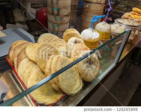 Kudzu pancakes in Yuyuan Garden, Shanghai 128265899
