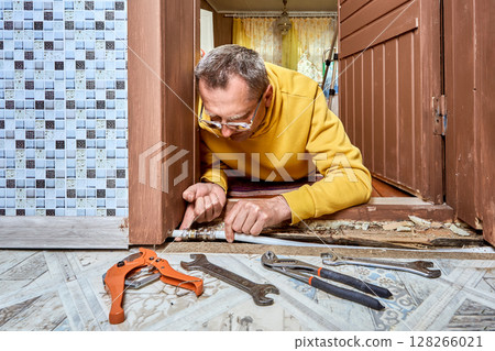 Fitting insert is pushed into end of multilayer pipe to prepare connection point for sealing with compression ring and securing with union nut. 128266021